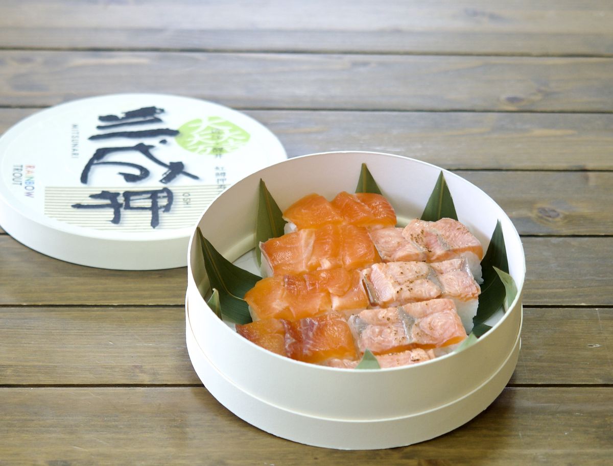 ニジマスの押し寿司の特製パッケージ